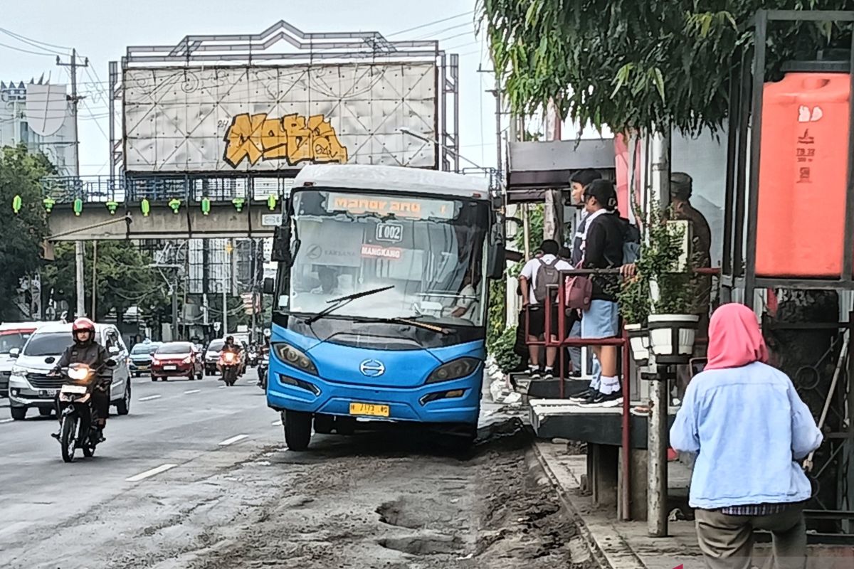 Pemkot Semarang  segera beton halte Trans Semarang yang bergelombang