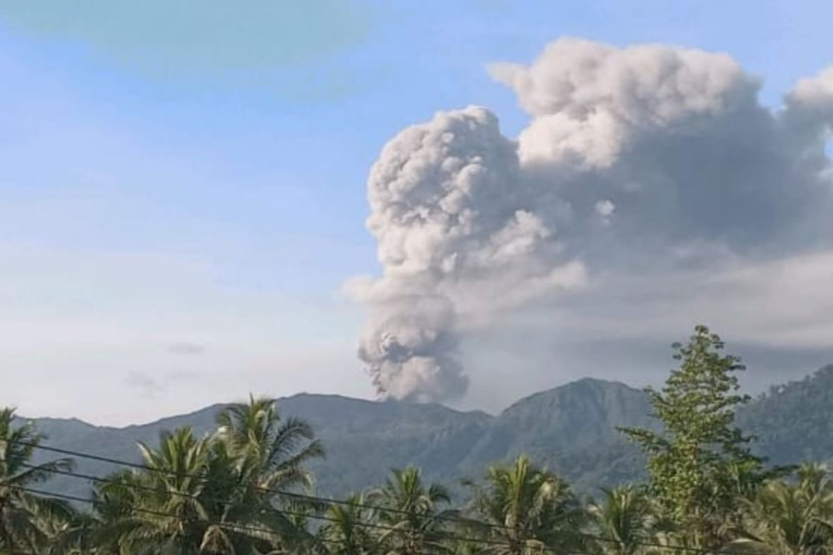 Gunung Dukono  Senin pagi kembali erupsi