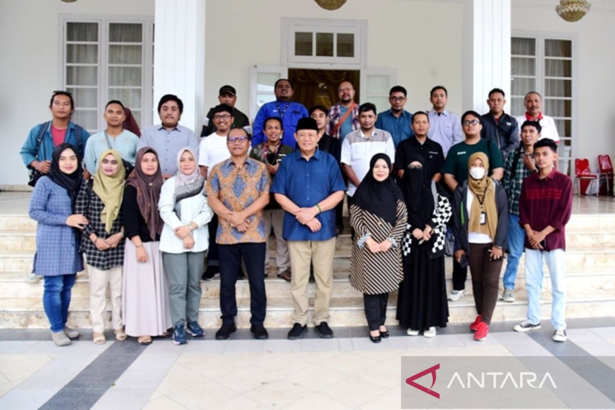 Gubernur Gusnar nilai pertemuan dengan wartawan penting