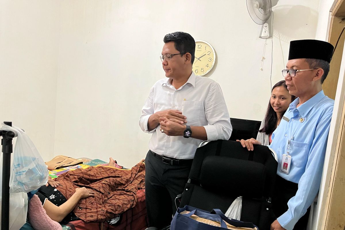 Pemkab Sleman memberikan bantuan kursi roda 4in1 untuk penderita kanker