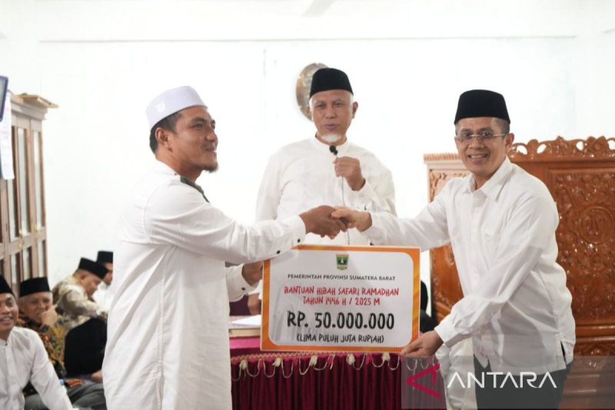 Safari Ramadhan ke Masjid Al Ihsan Nagari Salayo Tanang, Kabupaten Solok, Gubernur Mahyeldi Serahkan Sejumlah Bantuan