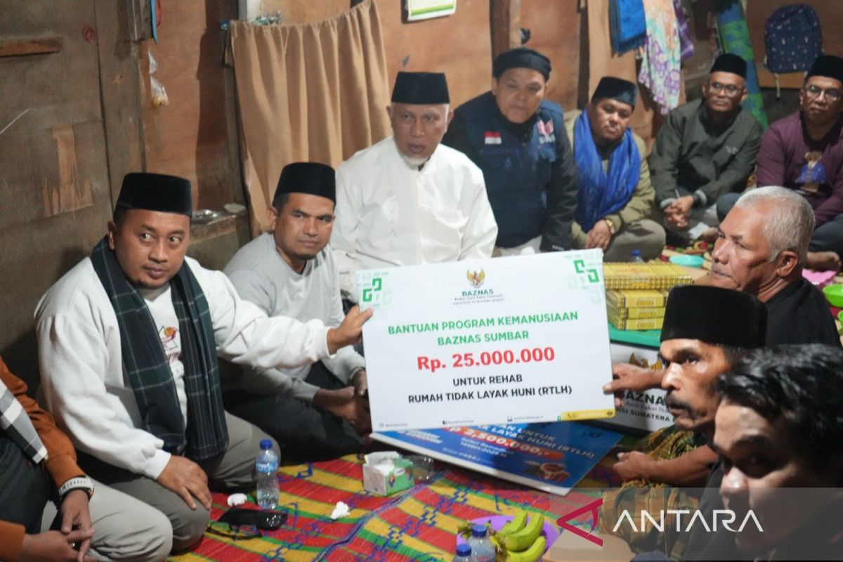 Gubernur Mahyeldi Singgah Sahur di Taratak Tangah, Serahkan Bantuan Bedah Rumah untuk Keluarga Bu Nuraniah