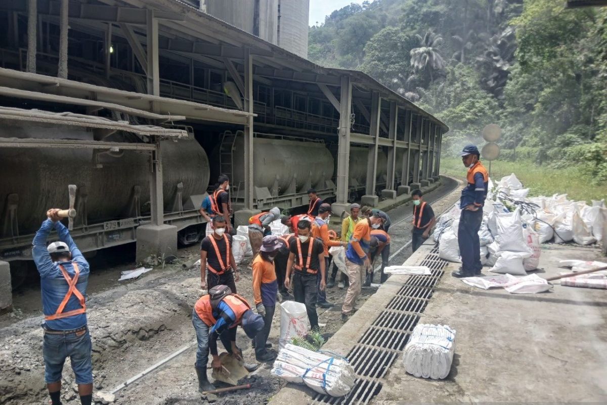 KAI Sumbar bersihkan jalur bongkar klinker di Teluk Bayur
