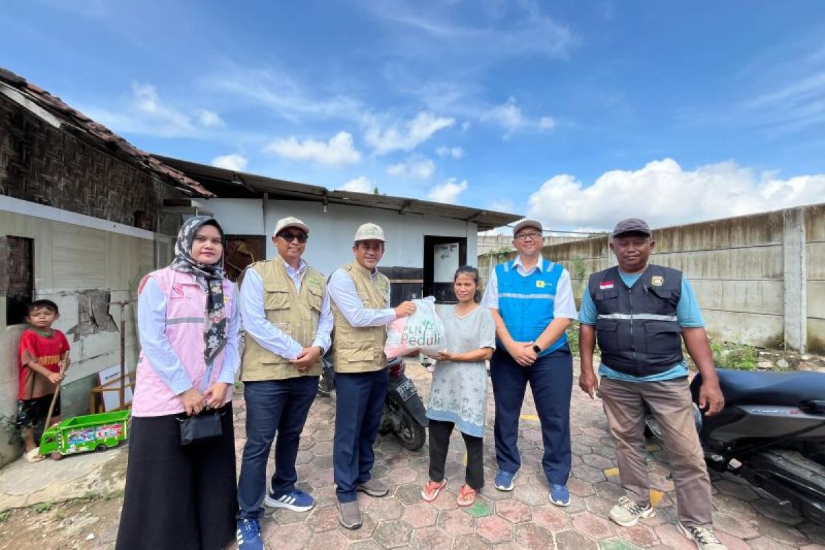 PLN Lampung salurkan 1.133 sembako untuk korban banjir di Lampung