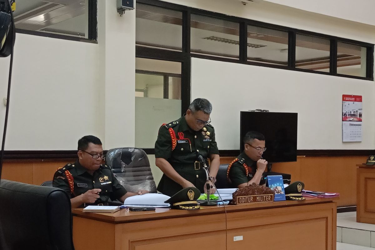 Saksi Nengsih lihat kerumunan orang adu mulut-teriakan maling mobil