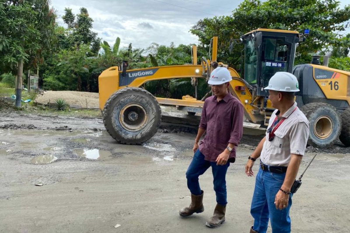 PT AMNK Penuhi Permintaan Warga Untuk Perbaiki Jalan Desa