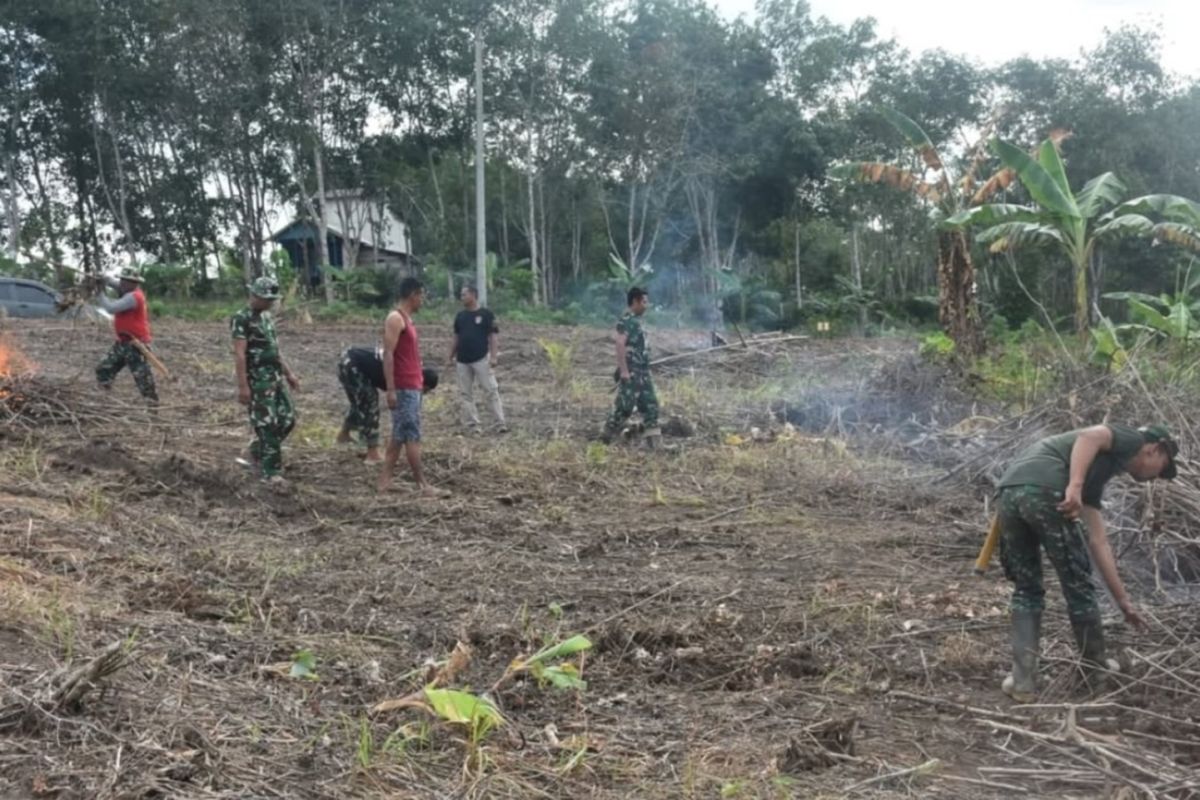 Kodim Kotabaru Kalsel buka lahan tidur jadi kebun bagi ekonomi warga