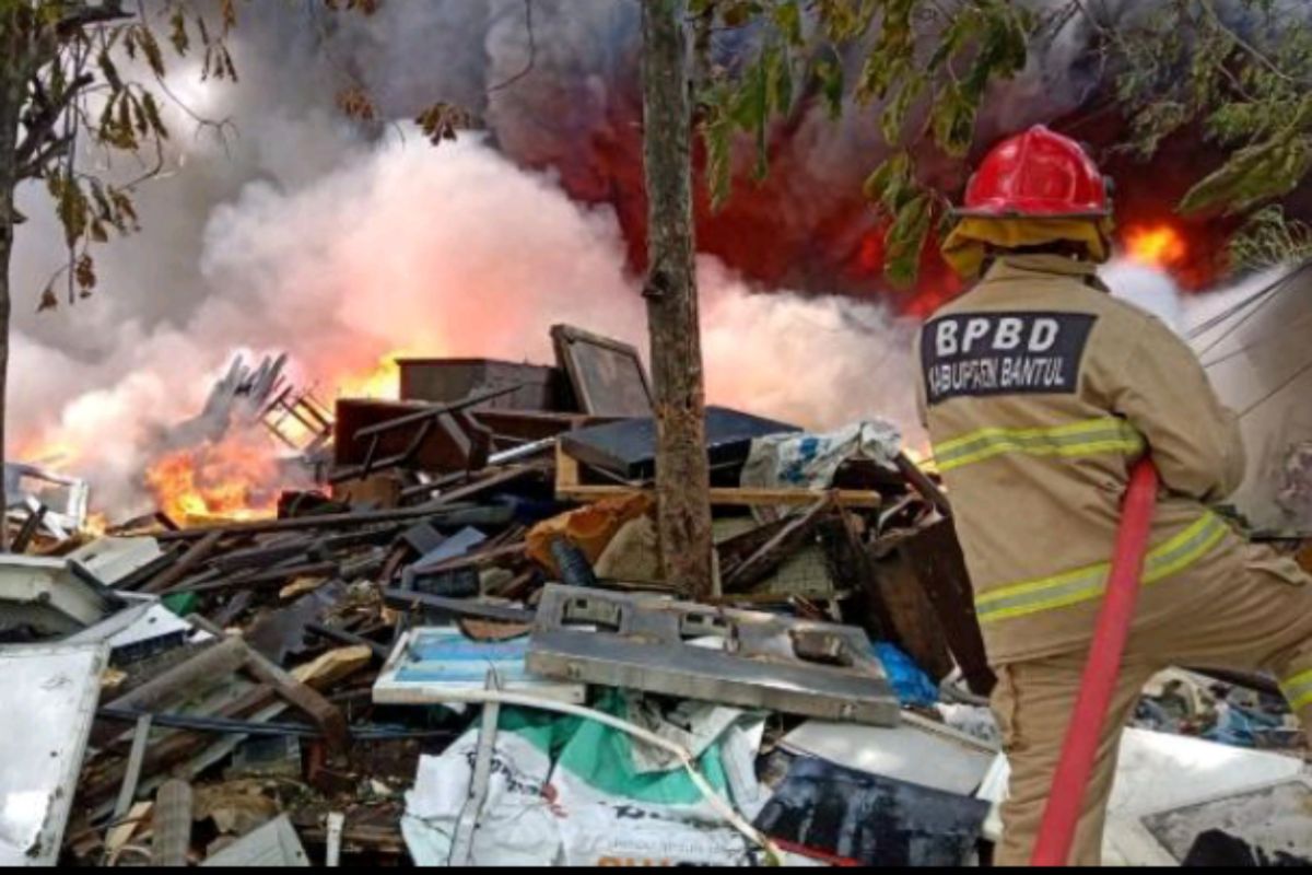 11 armada dikerahkan padamkan kebakaran gudang rosok di Bantul