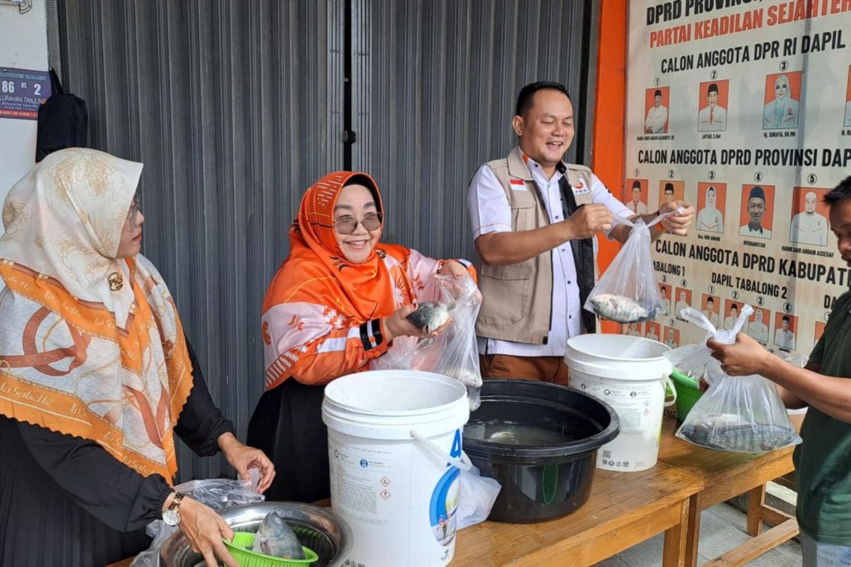DPD PKS Tabalong berbagi Ikan untuk masyarakat