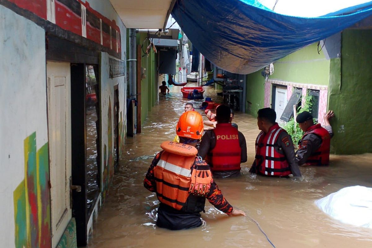1.229 warga di Jaksel dan Jaktim mengungsi lantaran banjir