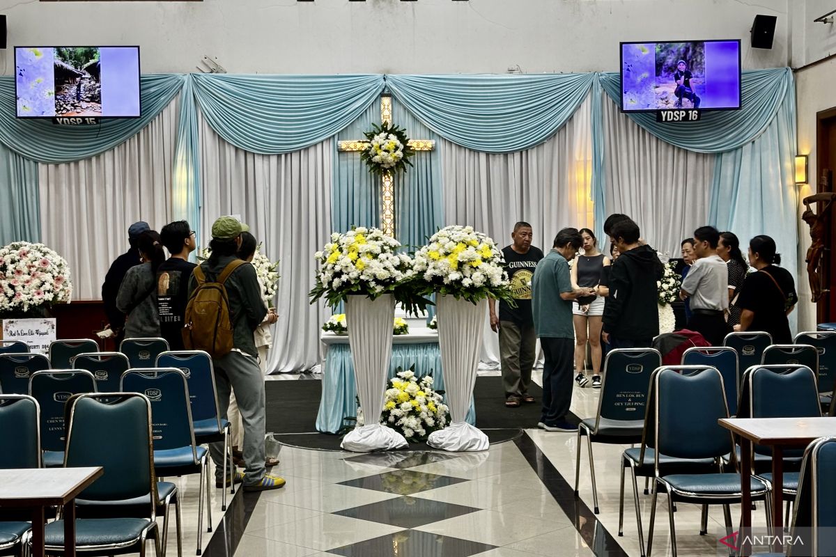 Jenazah pendaki Cartensz Lilie Wijayati tiba di rumah duka di Bandung