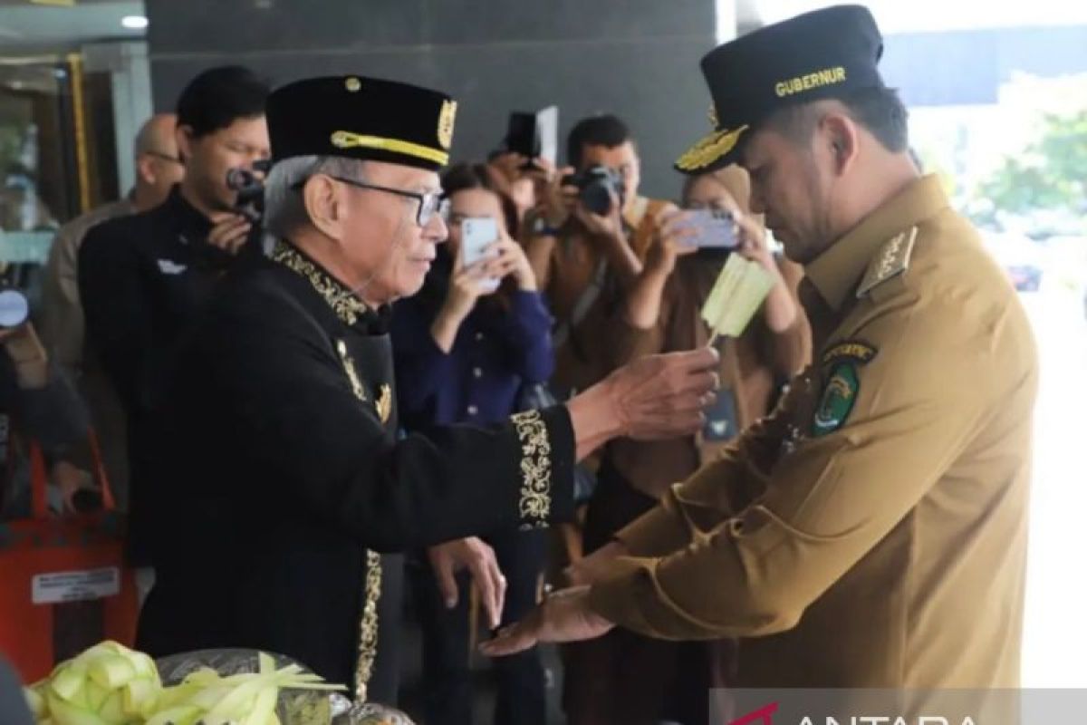 Prosesi Adat Tepung Tawar sambut hari kerja pertama  Gubernur Kaltim