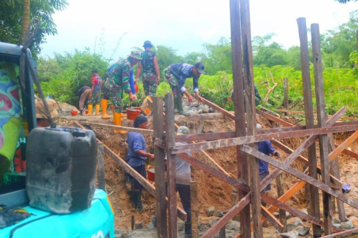 Warga Dan Satgas TMMD 123 di Tarakan Pasang Pondasi Jembatan