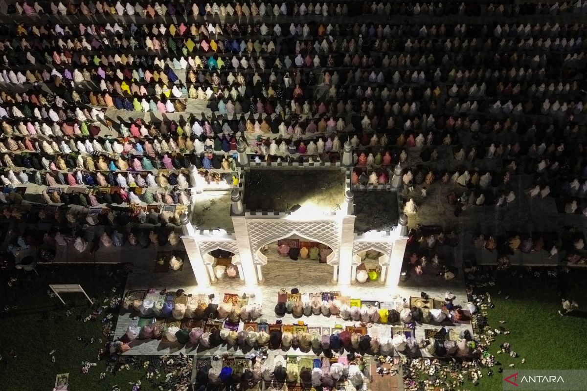 Berapa jumlah sunnah rakaat shalat tarawih? Ini pandangan para ulama