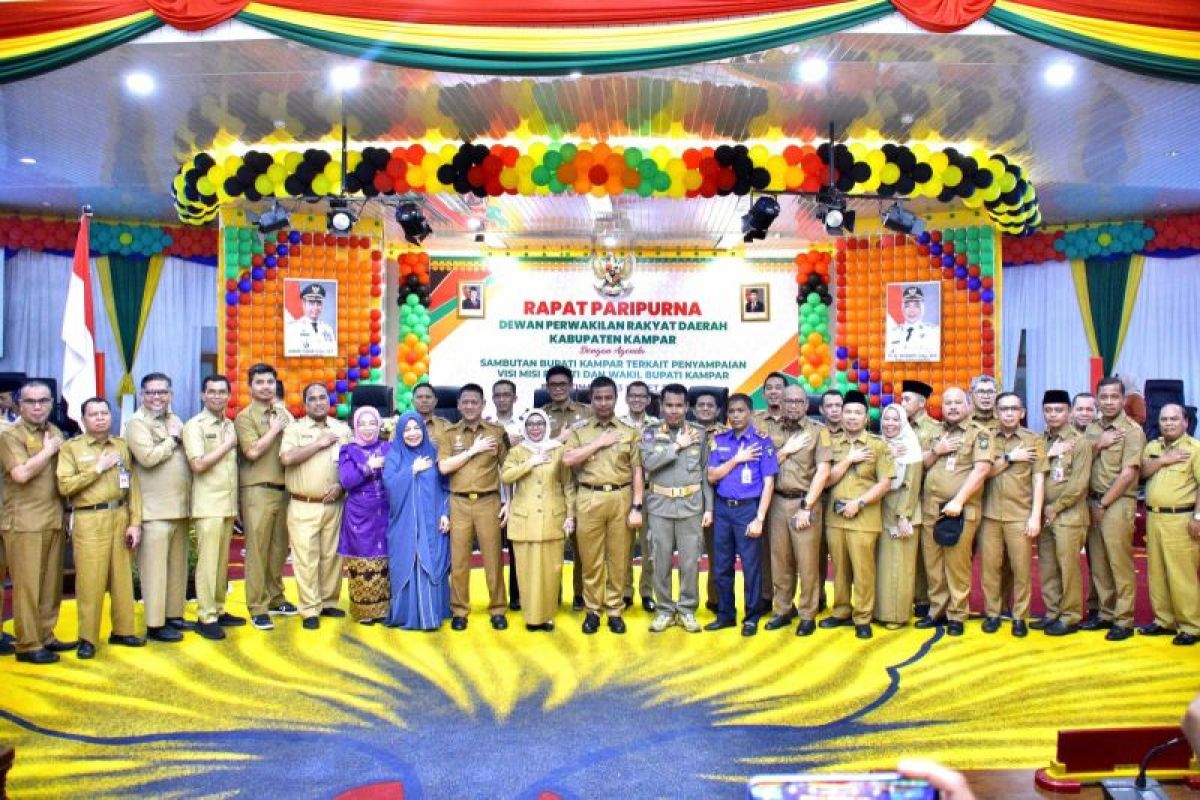 Perdana Bupati-Wakil Bupati Kampar ikuti sidang paripurna