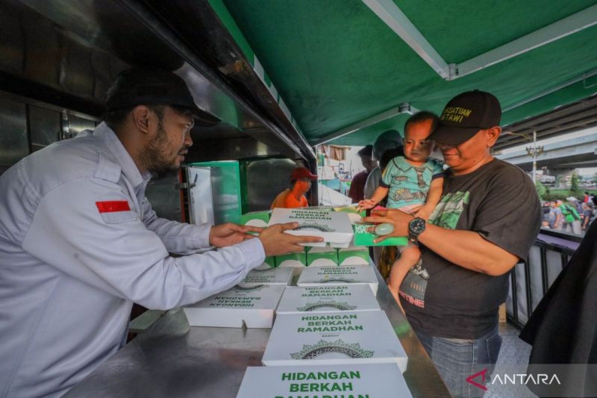 Baznas bagikan 500 paket makanan berbuka puasa di Masjid Jami Assyakirin Jaktim