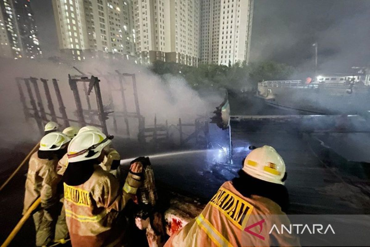 Gulkarmat kerahkan personel padamkan api di Pelabuhan Sunda Kelapa