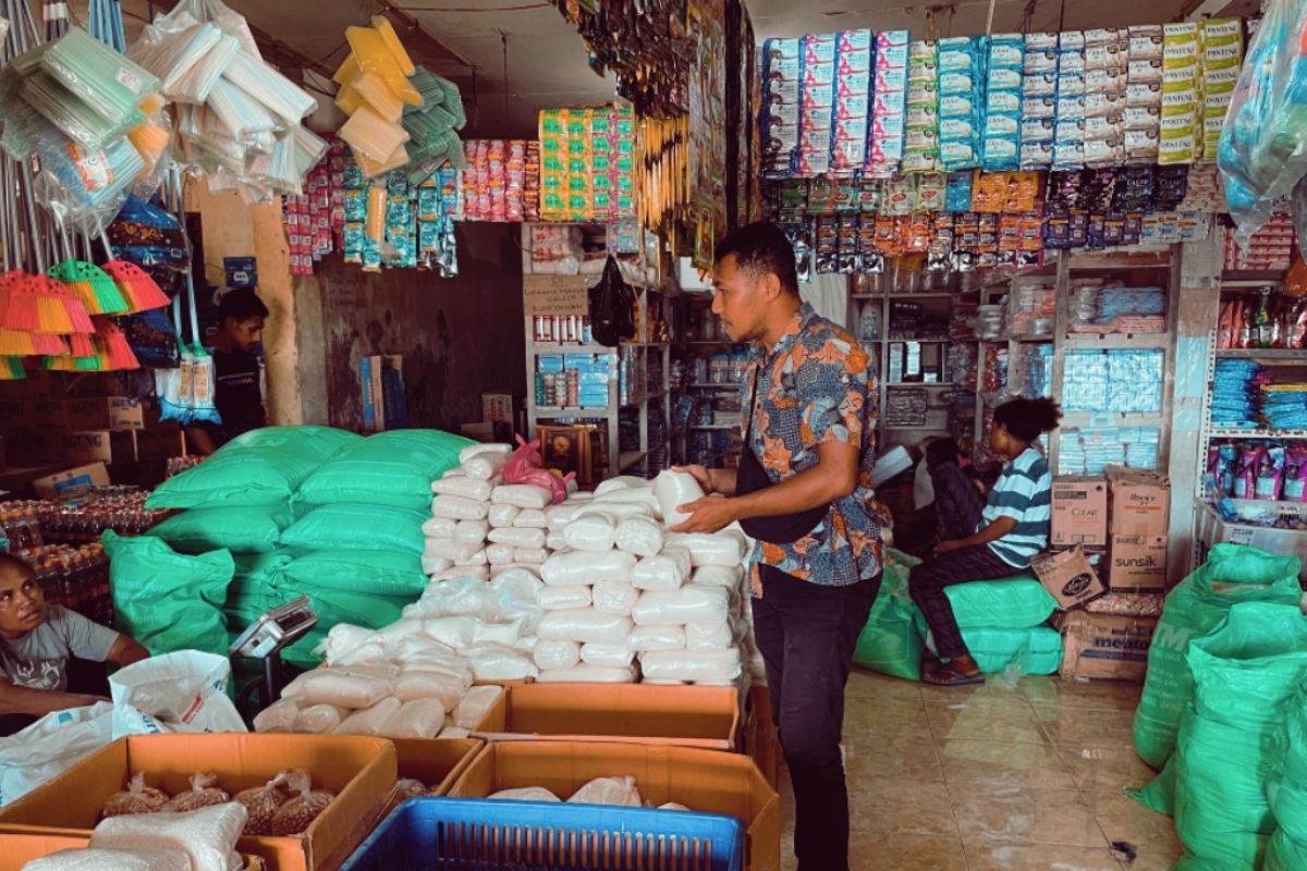 Satgas pangan Polres Biak melakukan pengawasan bahan pokok