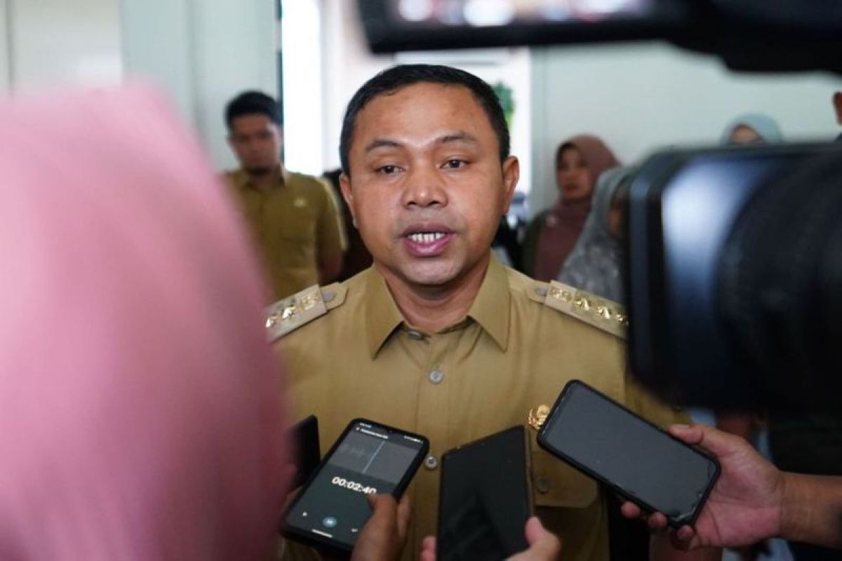 Gubernur Abdul Wahid minta PUPR Riau bekerja 24 jam