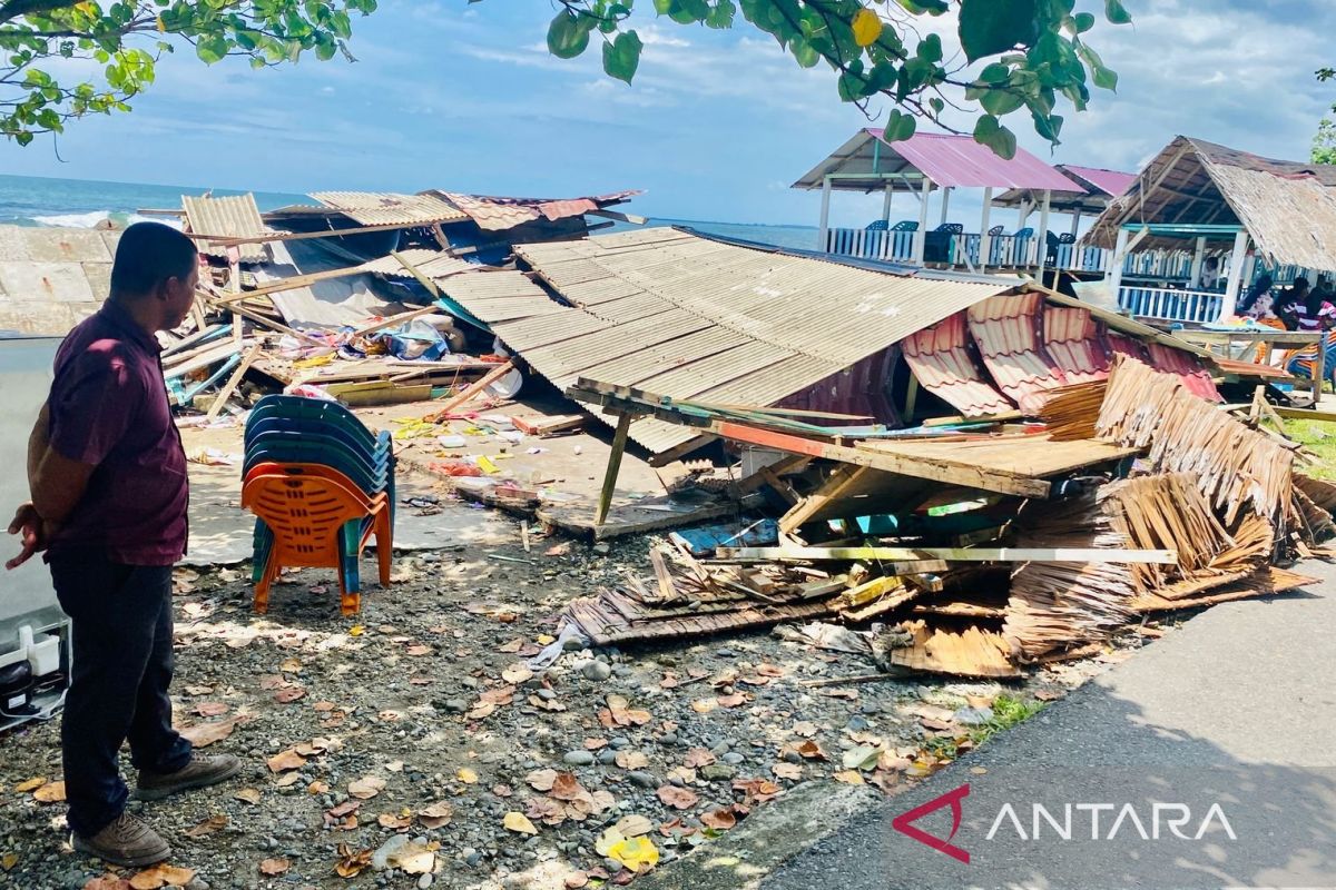 Warga dan aparatur desa robohkan kafe diduga tempat mesum di Pantai Ujung Karang Meulaboh