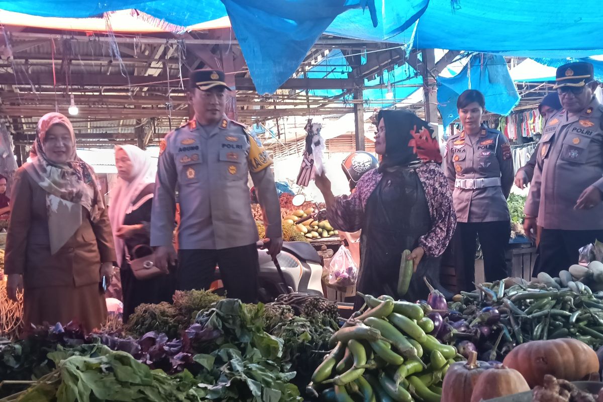 Polres Pasaman Barat turun ke pasar cek ketersediaan-harga bahan pokok