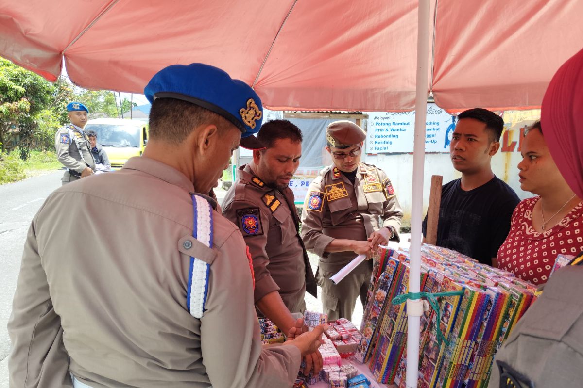 Satpol PP Agam sita ratusan petasan