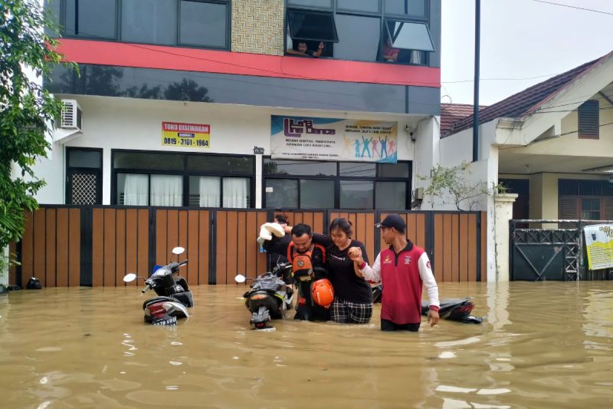 Ministry distributes aid for flood victims in Greater Jakarta