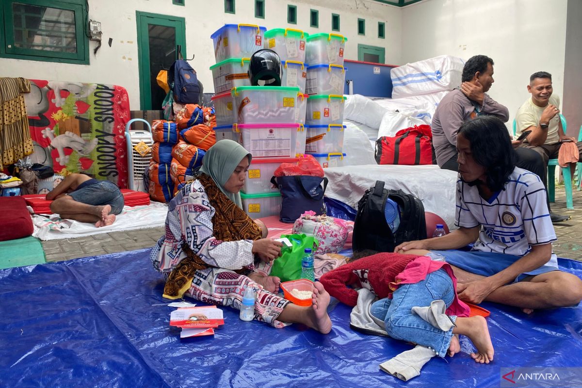 Warga berbenah sambil sahur saat tahu informasi banjir di Rawajati