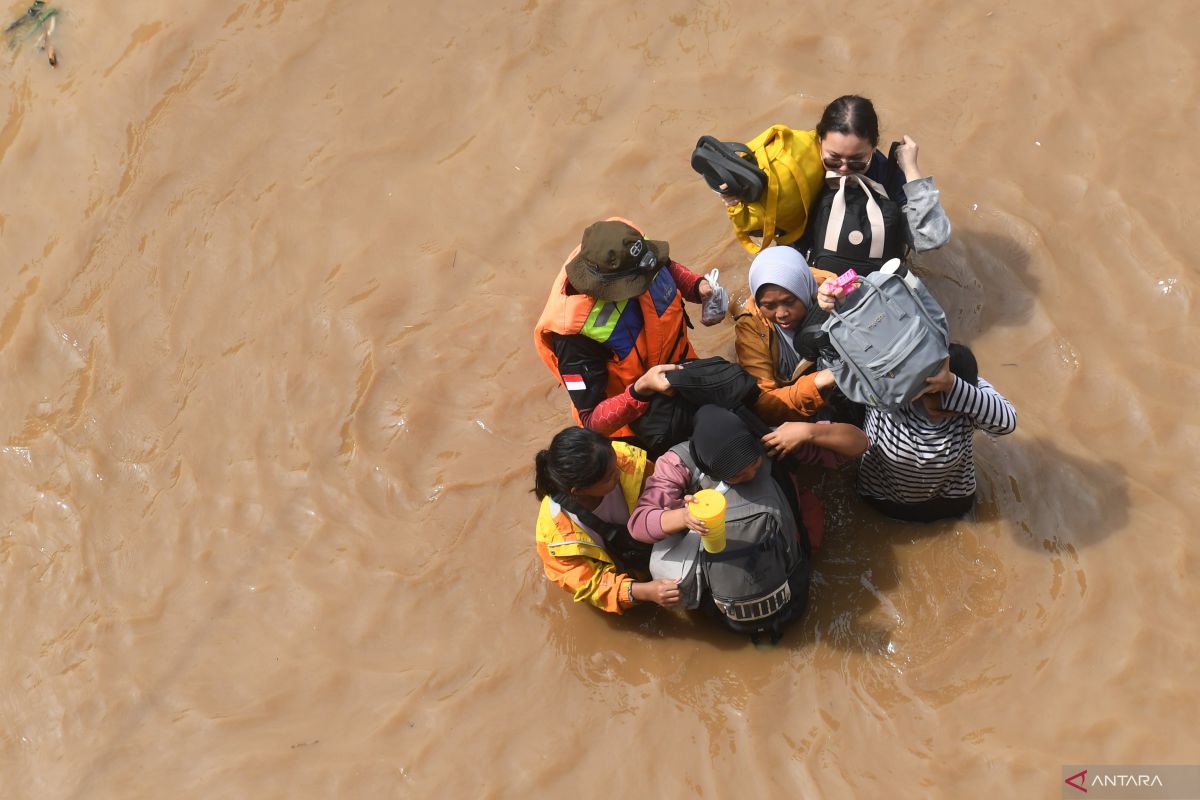 Banjir Jakarta meluas hingga merendam 34 RT di tiga wilayah