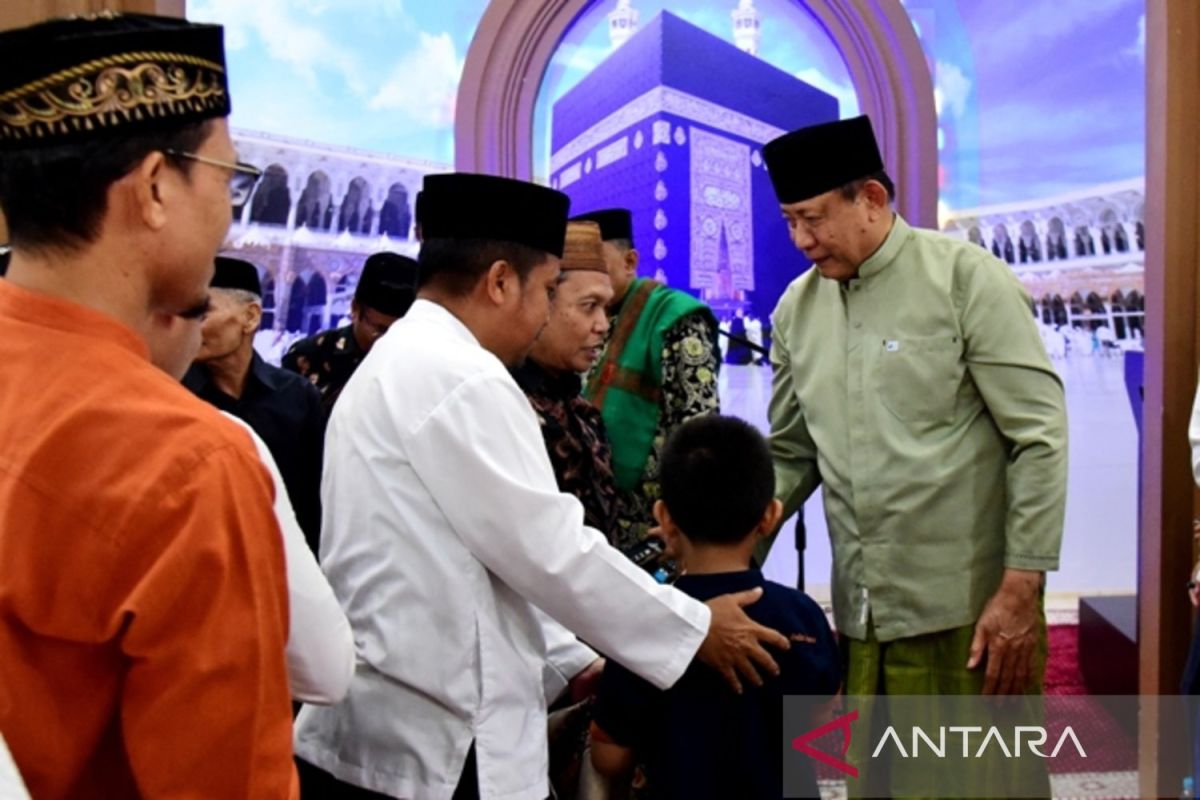 Gubernur Gusnar bersilaturahmi dengan jemaah Masjid Darul Arqam