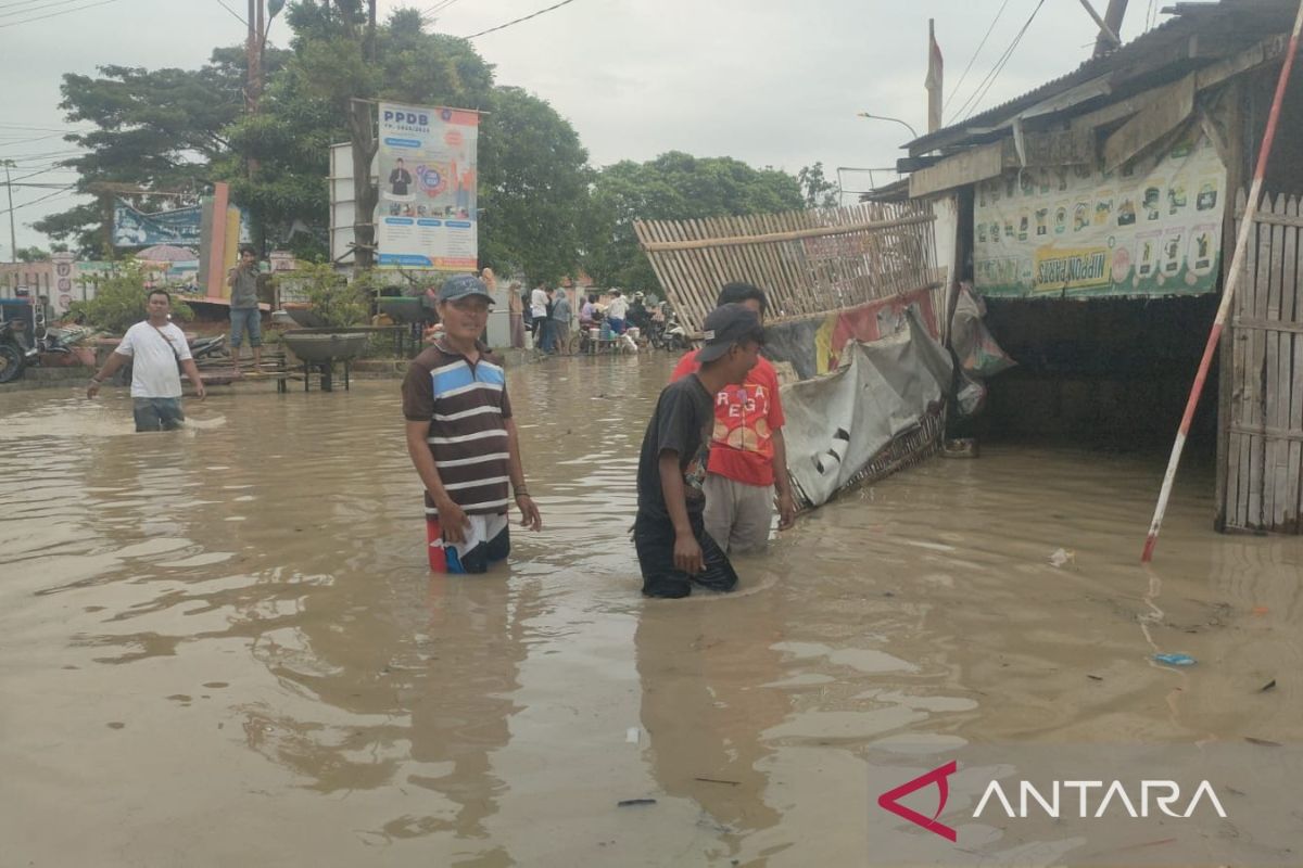 Heavy rain triggers floods in Bekasi, disrupts daily activities