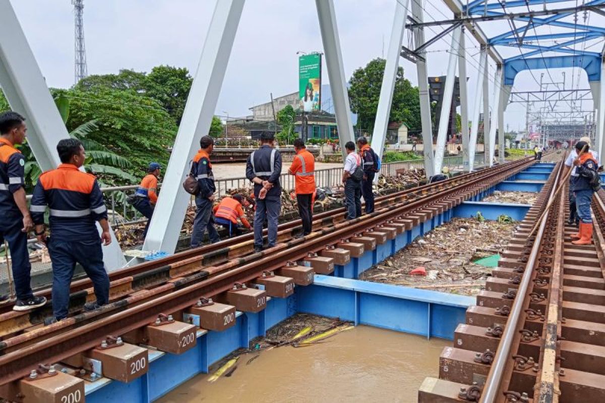 Banjir Bekasi sebabkan dua kereta Parahyangan alami keterlambatan