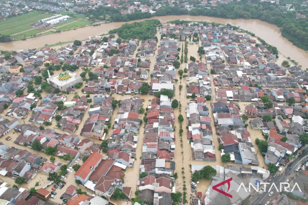 BNPB laporkan banjir meluas di Bekasi ketinggian capai tiga meter