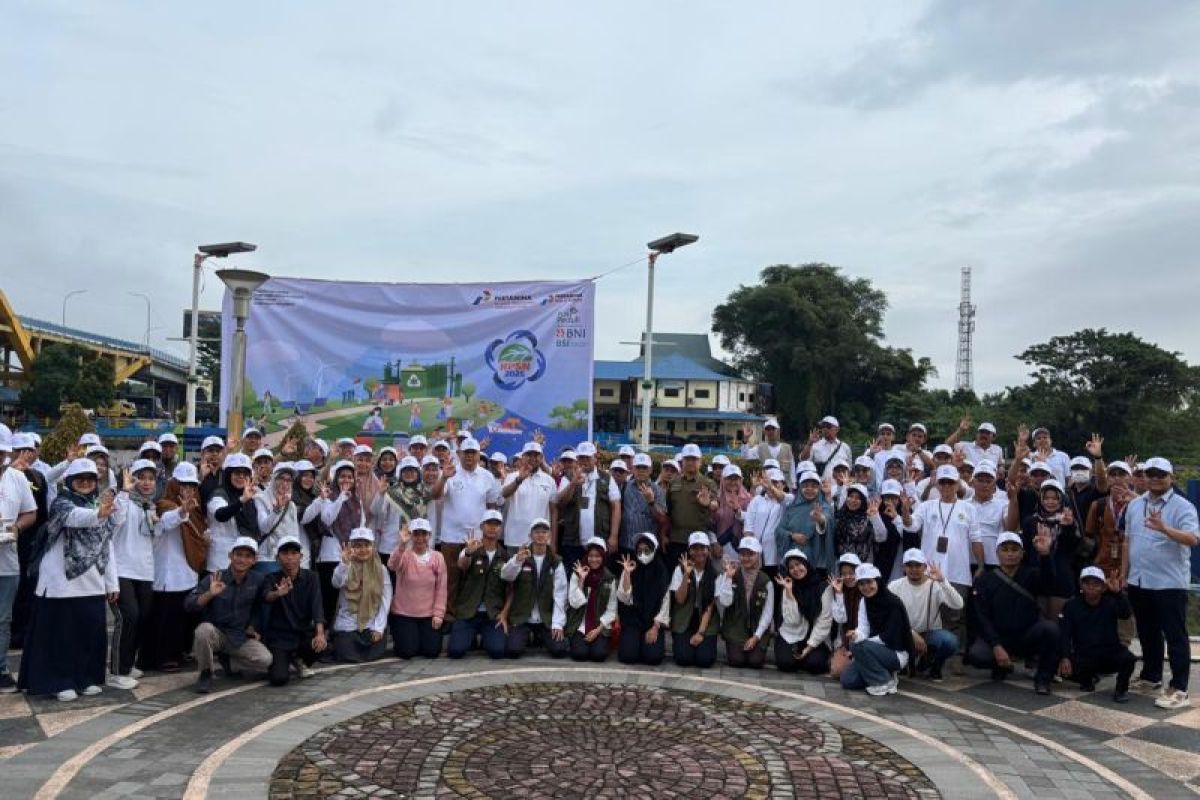 Pertamina Kilang Dumai ikut bersih pantai dan sungai