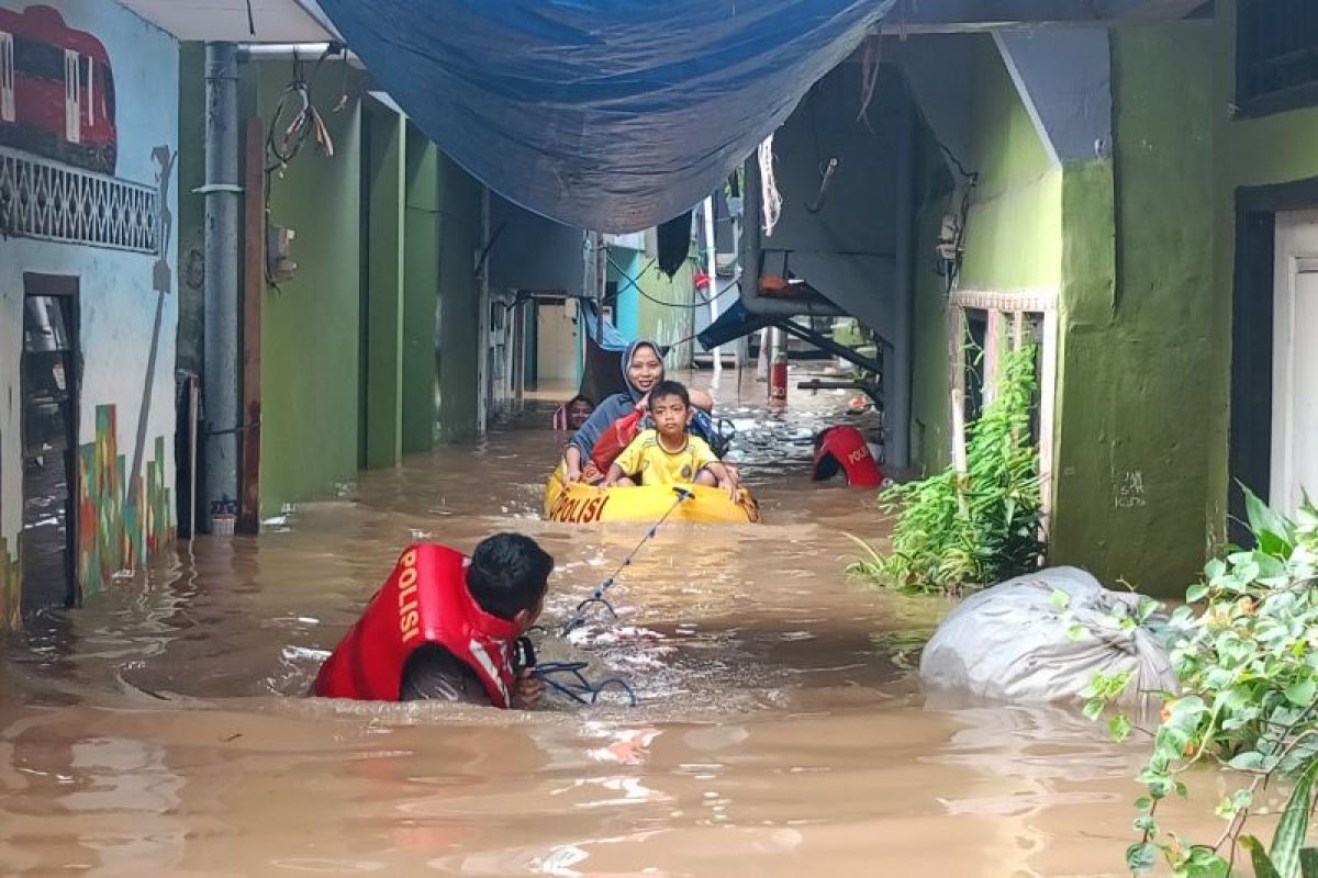 Kali Ciliwung meluap, permukiman warga di Kampung Melayu banjir dua meter