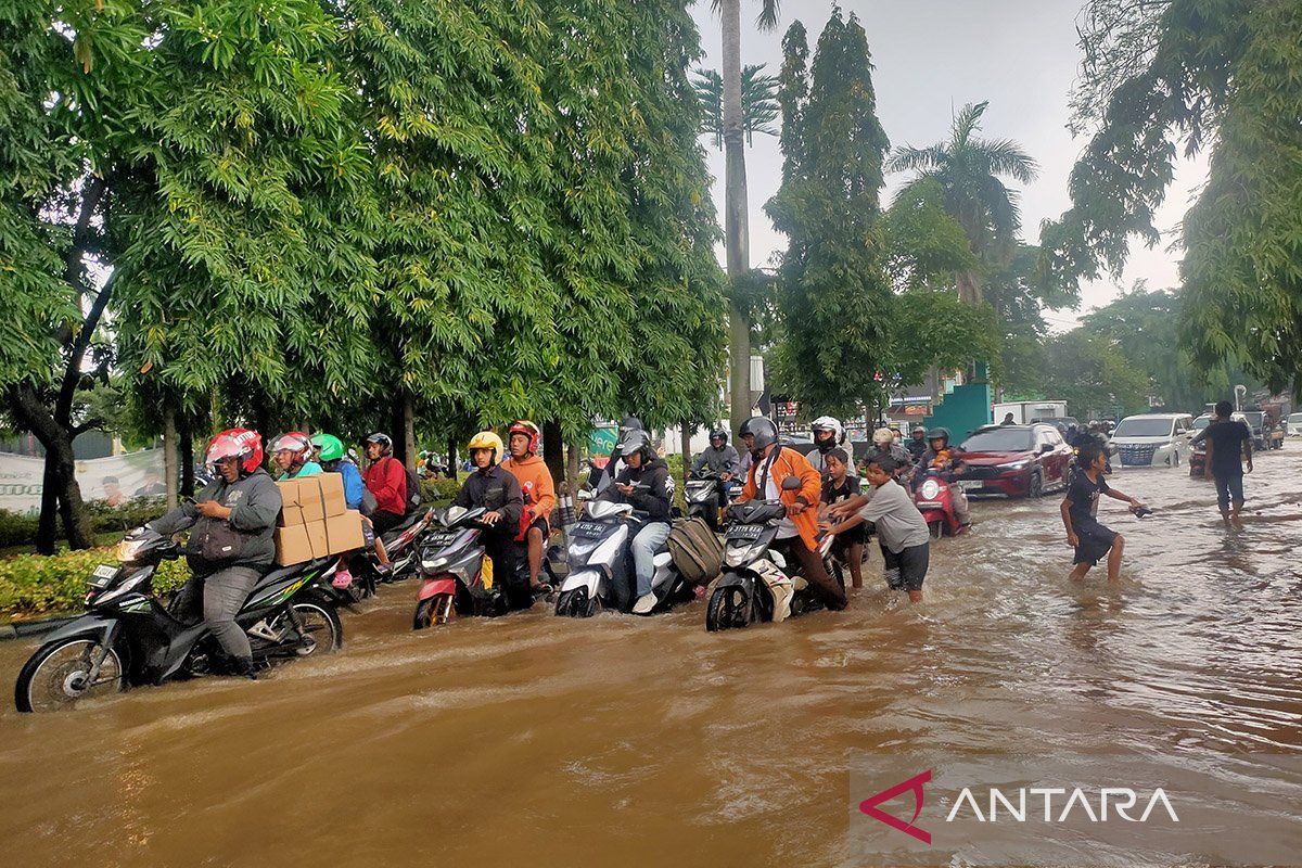 Ruas jalan di Kembangan banjir akibat Kali Pesanggrahan meluap