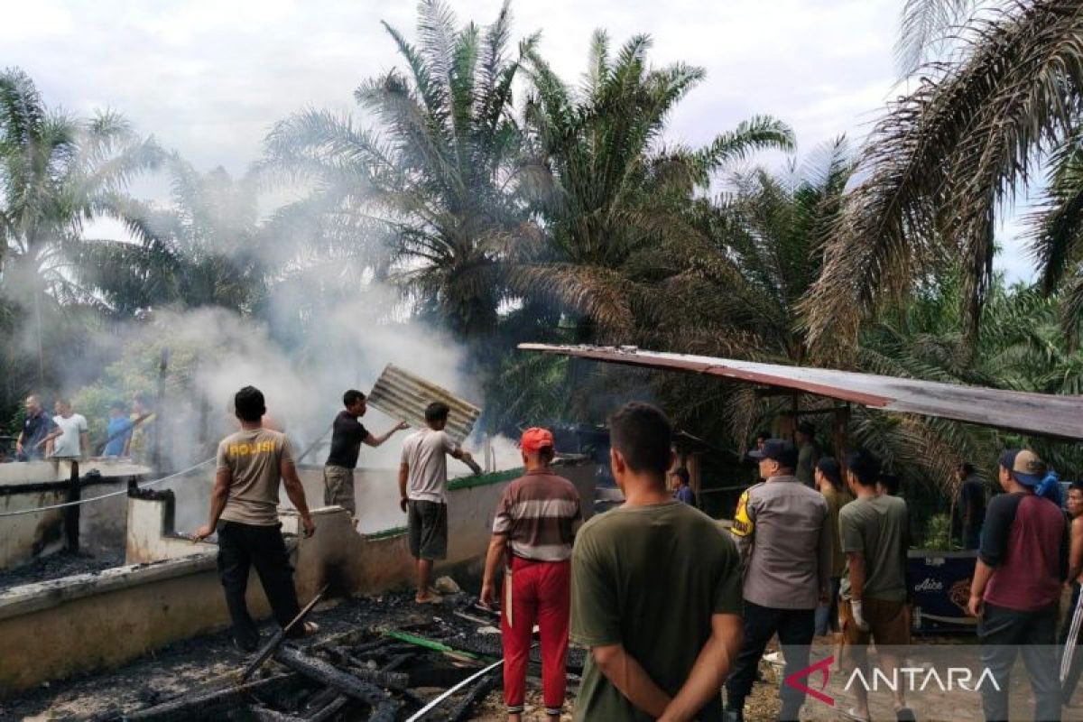 Polisi bantu padamkan kebakaran rumah di Mukomuko