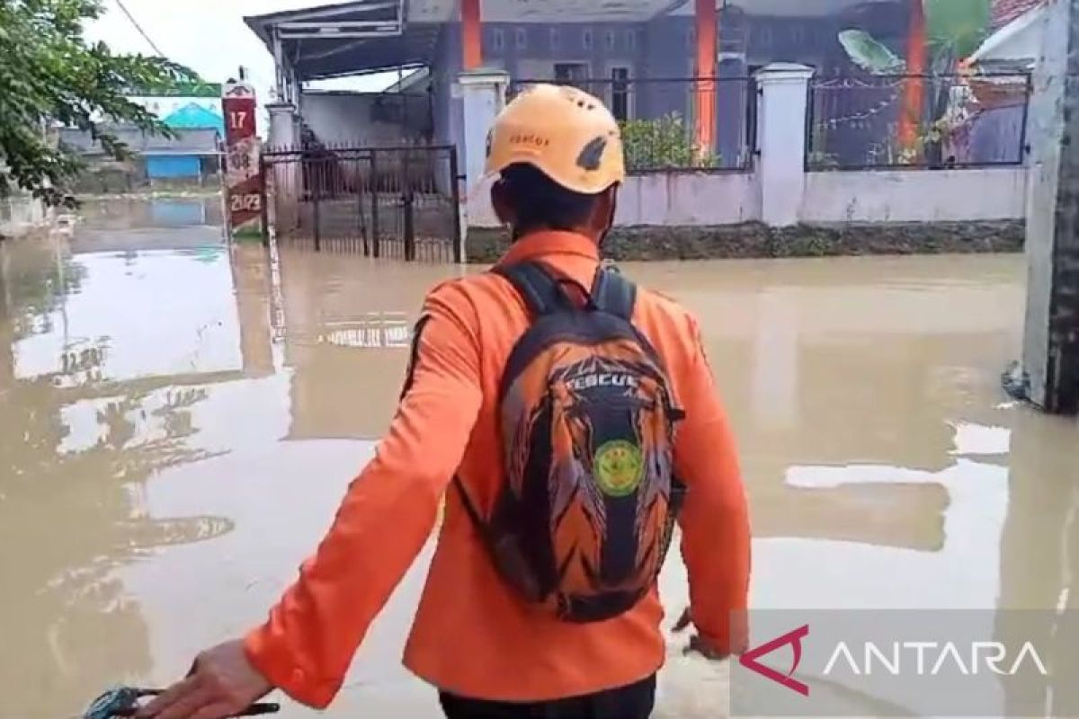 Akibat banjir 1,5 meter, empat desa di Karawang terisolasi
