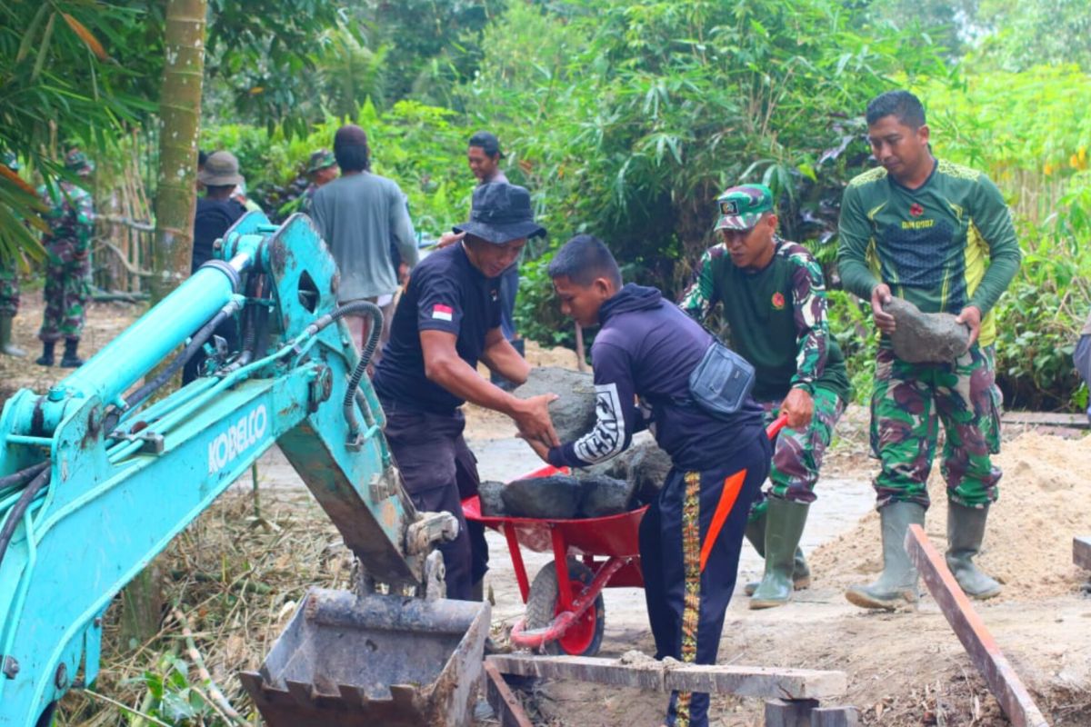 Satgas TMMD 123 Kodim Tarakan dan Warga Percepat Pembangunan Pondasi Jembatan