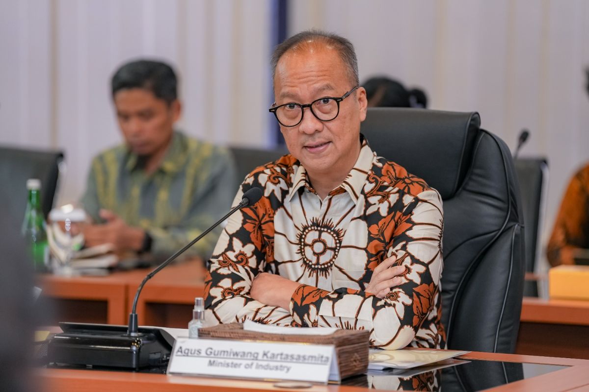 Menperin sebut manufaktur banyak serap tenaga kerja baru dibanding PHK
