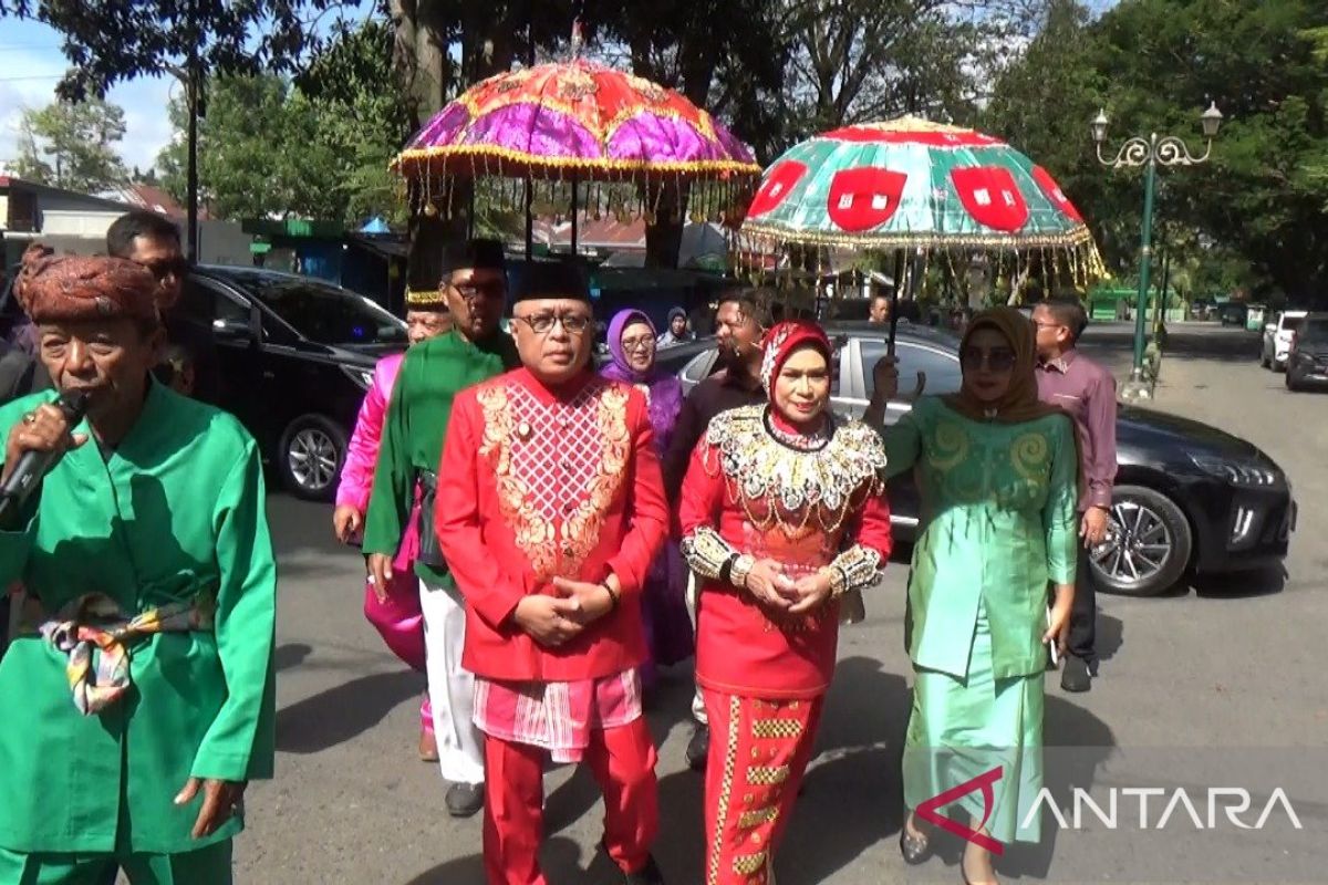 Bupati dan Wakil Bupati Gorontalo jalani prosesi adat Moloopu