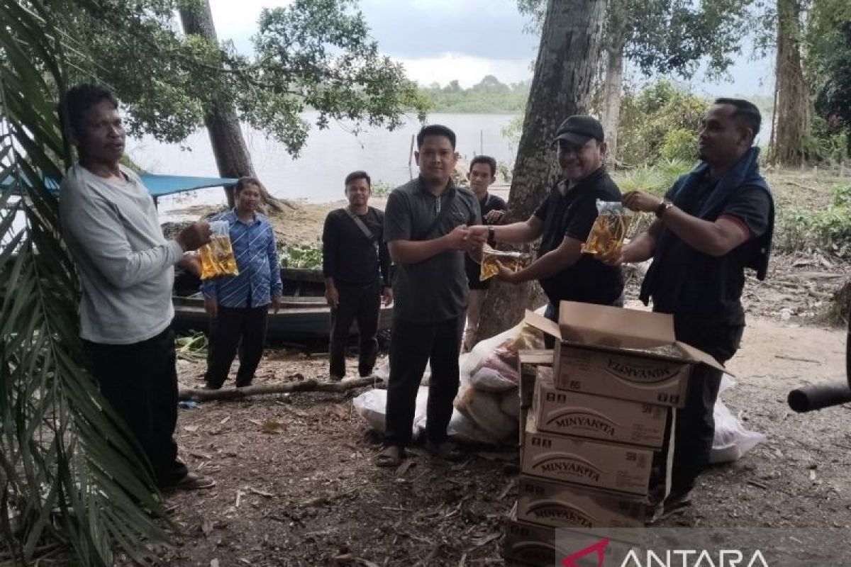 Warga Desa Pangkalan Terap terima bantuan sembako dari PT Madukoro Lestari