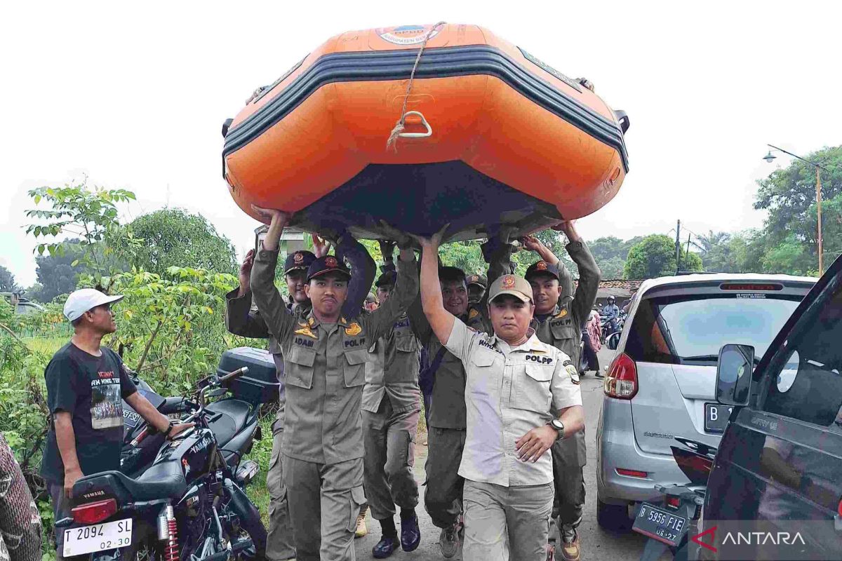 Satpol PP Kabupaten Bekasi bantu evakuasi 599 KK terdampak banjir
