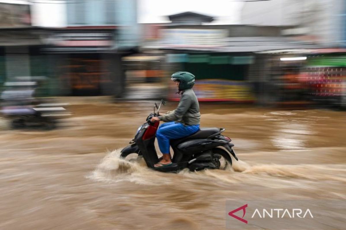 Yang harus dilakukan ketika motor mati saat menerjang banjir