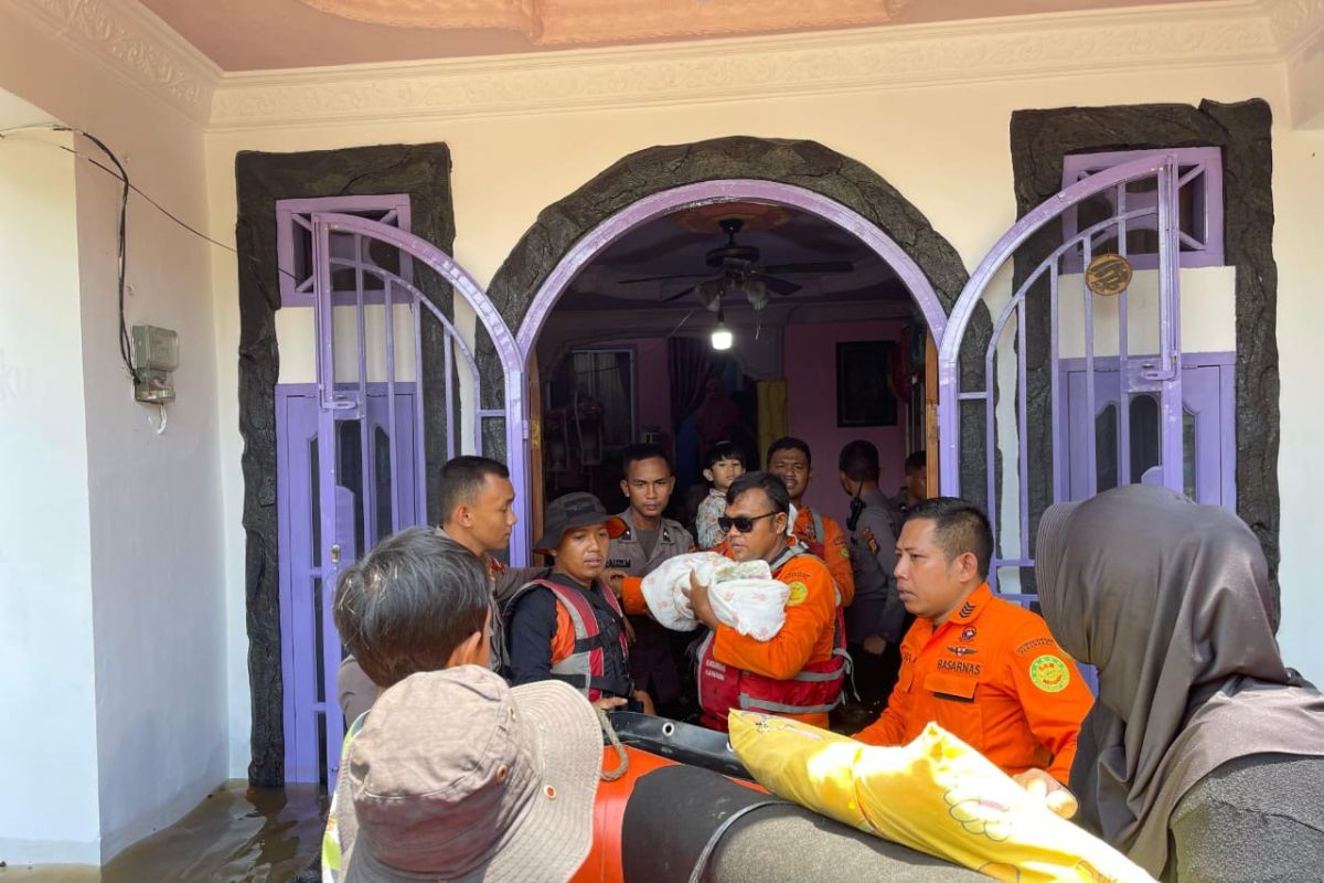 Bayi dievakuasi dari banjir di Rumbai Pekanbaru