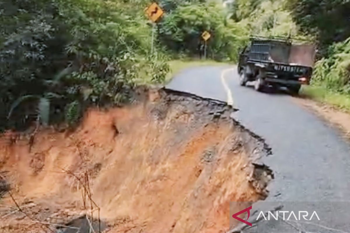 Jalan lintas Nagan Raya-Aceh Tengah amblas