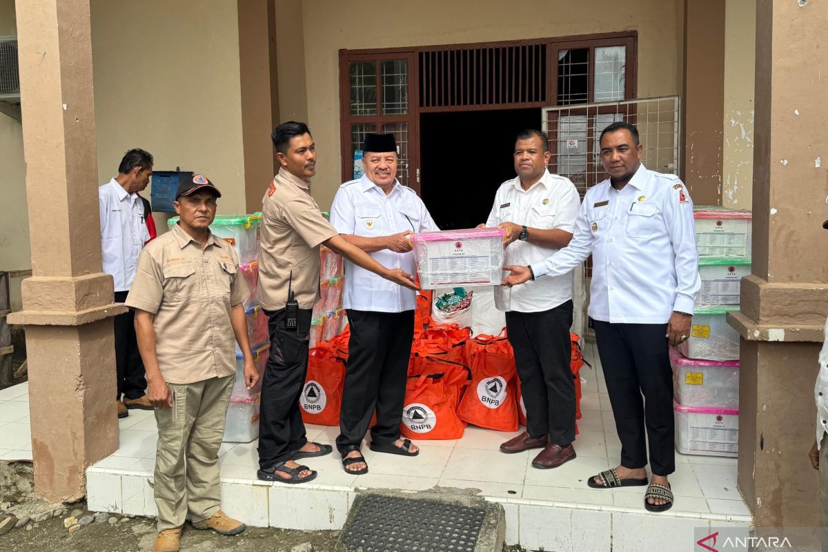 Pemkab Nagan Raya serahkan bantuan masa panik korban banjir, begini harapan bupati