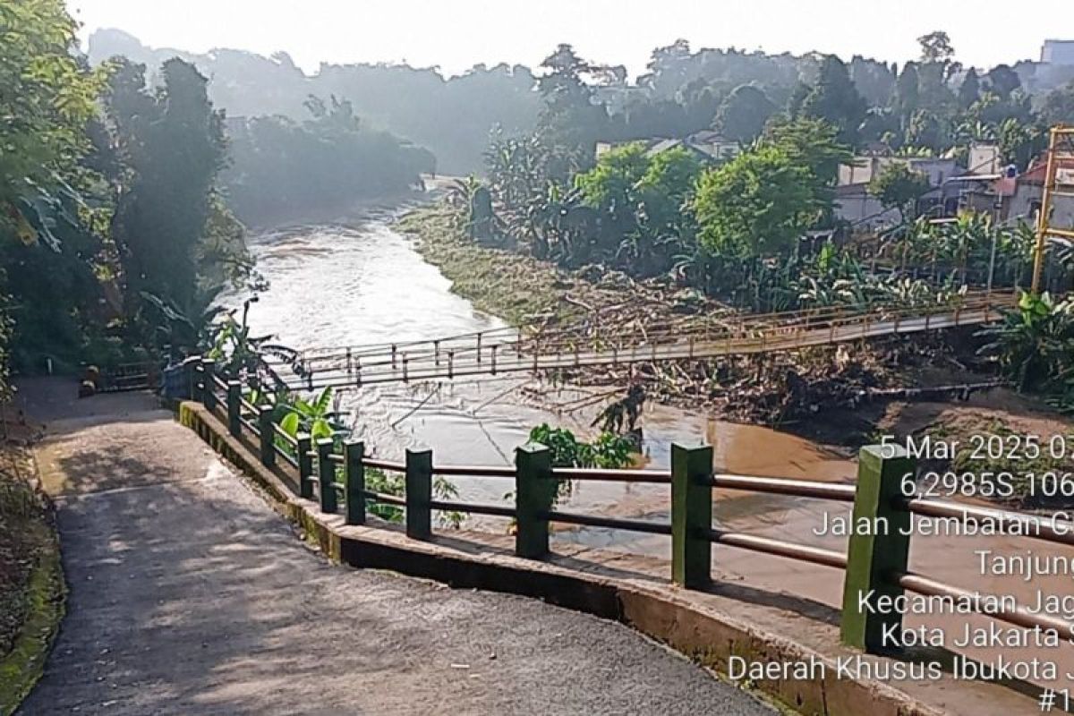 Banjir surut, kini warga bisa lewati Jembatan Kuning di Tanjung Barat