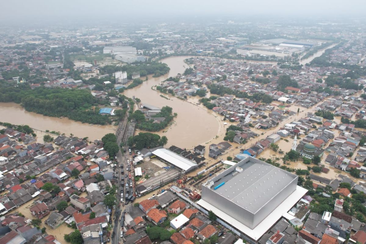 Kali Bekasi meluap melumpuhkan