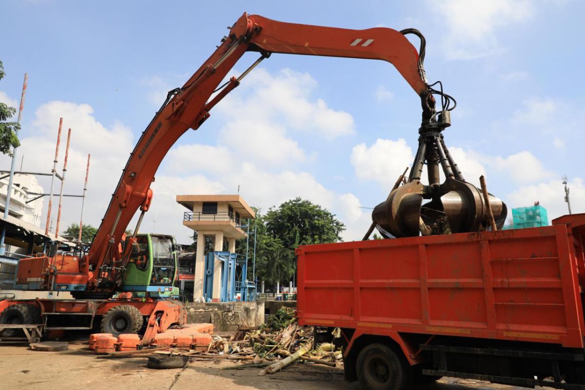 DLH DKI pastikan tumpukan sampah di sejumlah titik sungai teratasi